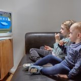 Peut-on mettre les enfants devant les écrans? Une question que se posent beaucoup de parents.